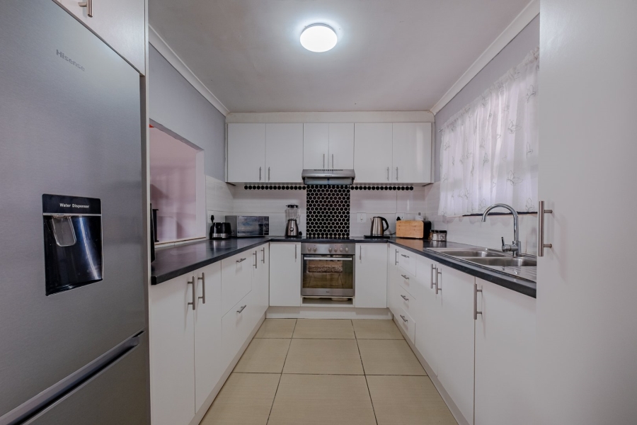 5 Bedroom Property for Sale in Lentegeur Western Cape